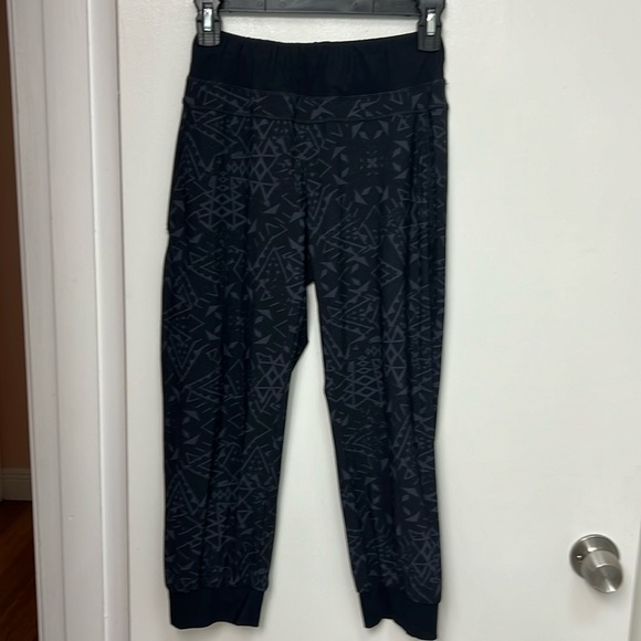 SWEATY BETTY Jogger Pants Black Gray Geometric Size XS - Picture 1 of 8